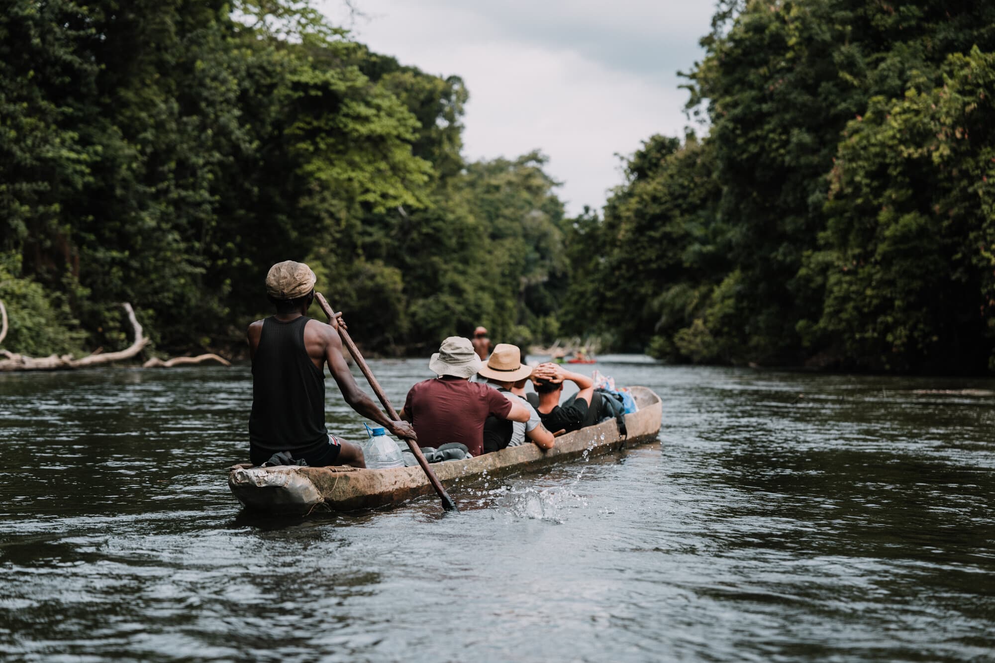 Na dlabaných pirogách prozkoumáme řeku Niari